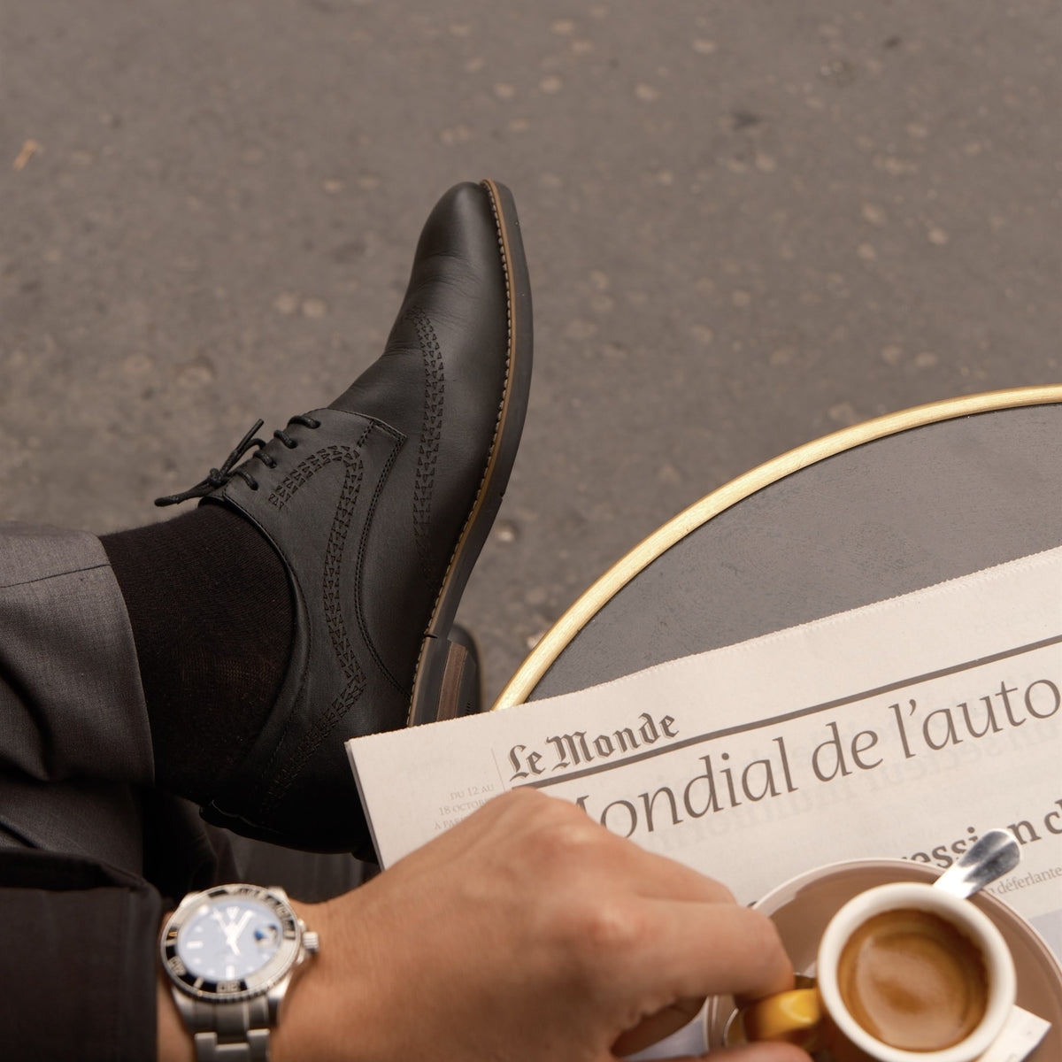 Nero businessschoen van volnerf leer, gedragen door @wowa_valentino in een Parijs café